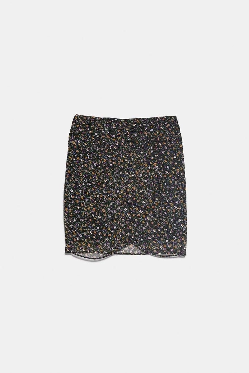 Falda drapeada de Zara. (Precio: 12,99 euros)