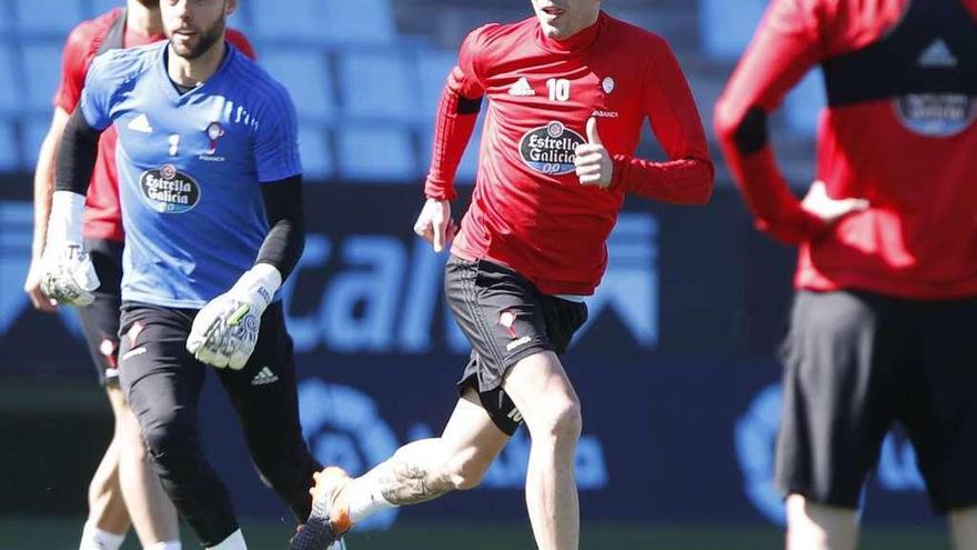 Iago Aspas se prueba junto a Sergio, Sergi, detrás de éste, y Jozabed, de espaldas, durante el entrenamiento del Celta el pasado viernes en Balaídos. // Ricardo Grobas