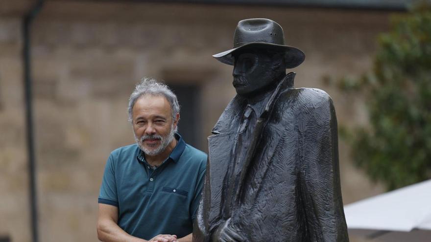 David Estévez, el guía turístico que se casó en el Campoamor y es pionero del gremio en Oviedo y la región
