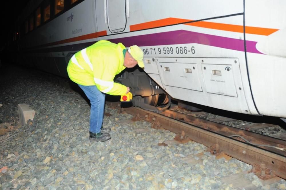 Un tren averiado en Torrellano interrumpe la circulación entre Cartagena y Valencia