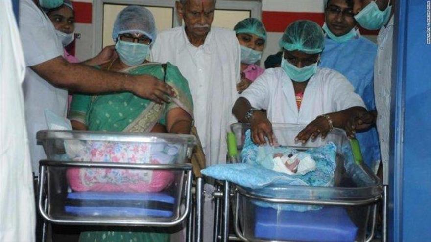 Una mujer india de 73 años da a luz a dos niñas gemelas