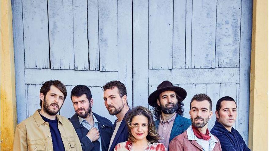 El grupo El Diluvi, con base en Castalla, con la cantante Flora Sempere en el centro.