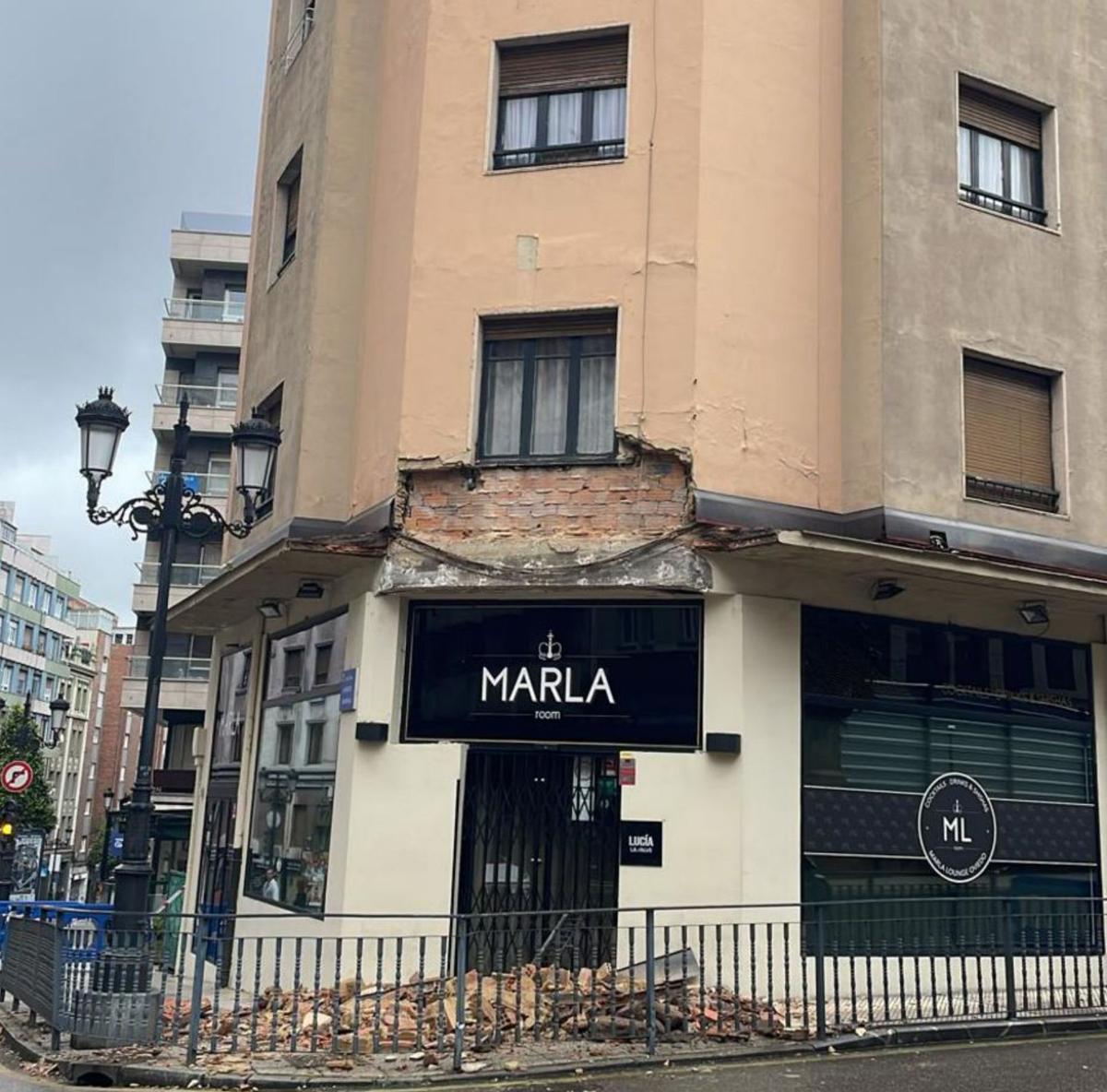 Arriba, una vista del edificio, con el alero derrumbado; debajo, los restos, sobre la acera de la calle Covadonga, esquina Alonso Quintanilla. | F. V.