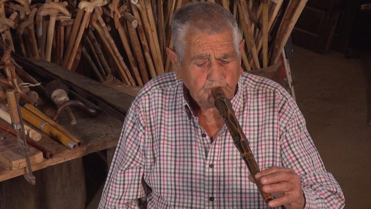 El flautista y artesano de Villadepera, José Isidro Barbero, &quot;Joselito&quot;, tocando una de sus flautas de tres agujeros.