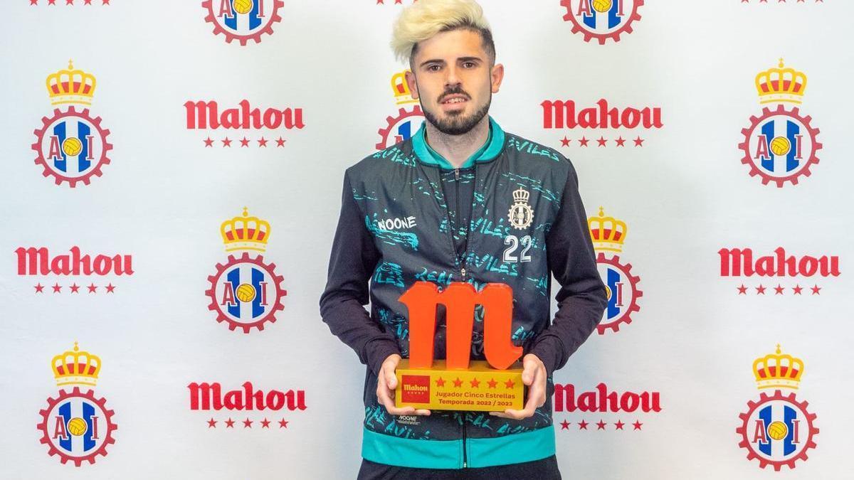 Isi Ros, con su premio de MVP del mes de abril