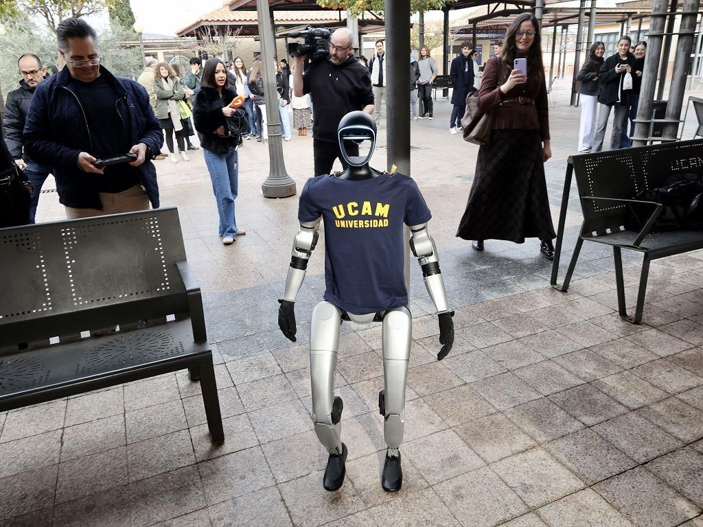 La demostración de los dos robots que han estado este martes en el Campus de Los Jerónimos de la UCAM, en imágenes