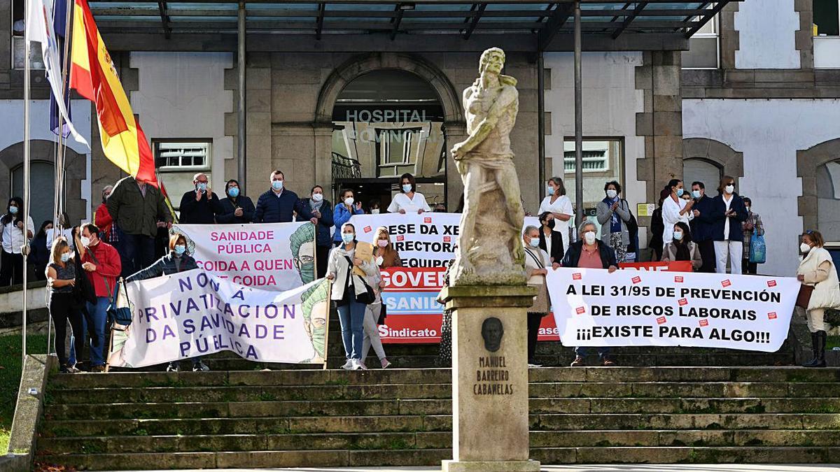 Concentración convocada por CES, Co.Bas y Prosagap, ayer ante el Hospital Provincial. |   // G.SANTOS