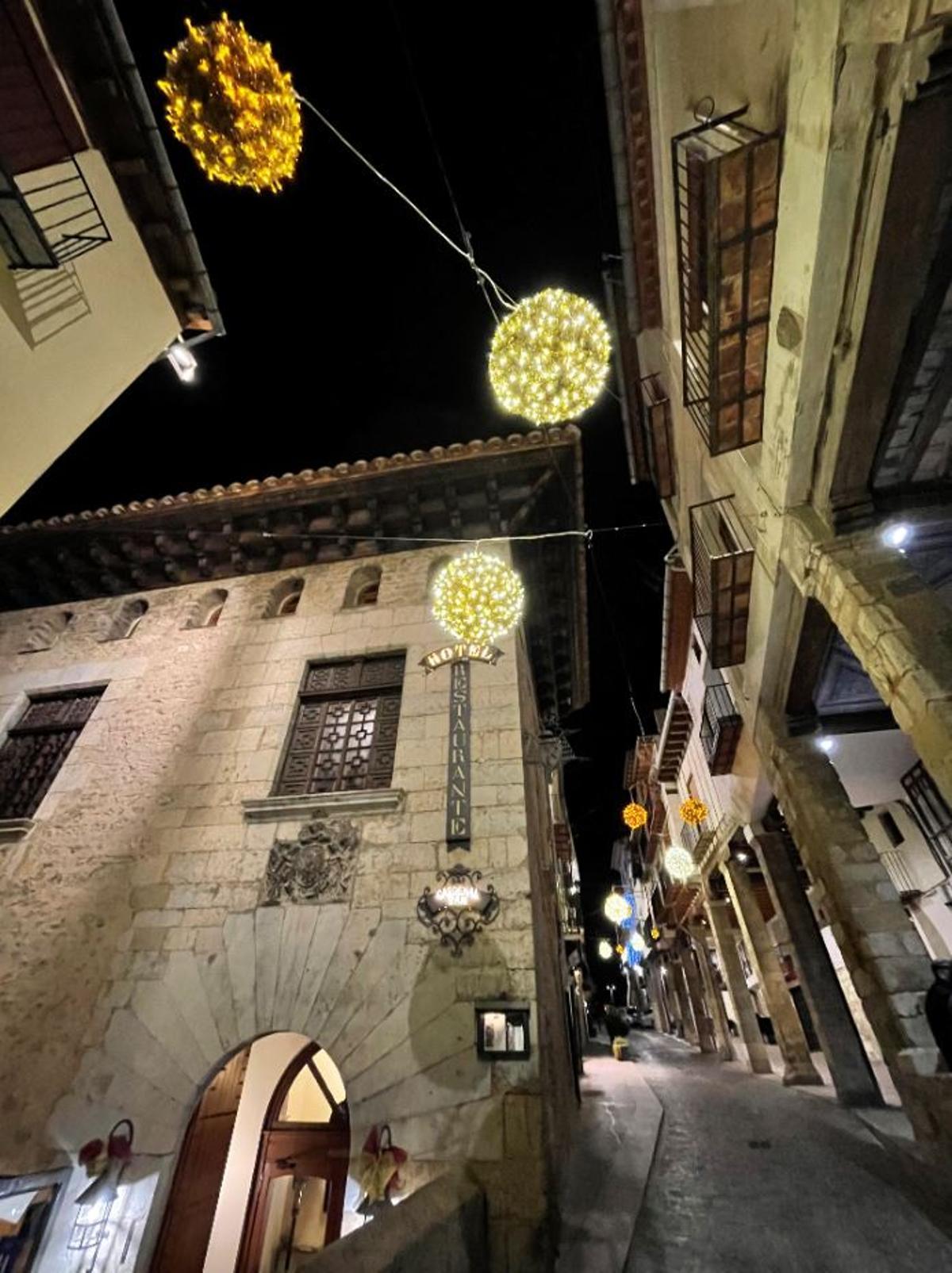 Imagen en la zona de los Porches, junto al Cardenal Ram, de la iluminación especial que se instaló en Morella el pasado año.
