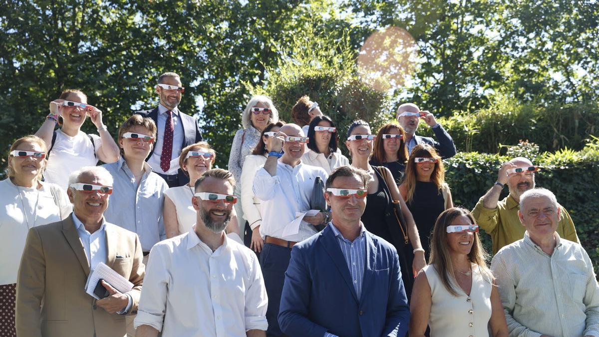 Participantes en el desayuno informativo de Gijón Turismo sobre el eclipse, con las gafas protectoras. En primera fila, por la izquierda, Antonio Ardura, de una agencia de viajes; Daniel Martínez, Jorge González-Palacios, Ángela Pumariega y Santiago Gándara.