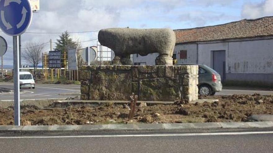 El toro de granito tras haber sido reubicado en la rotonda situada frente a la puerta de Santa Colomba.