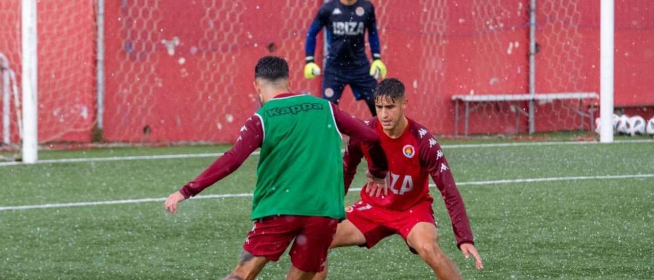 Una imagen del entrenamiento de este sábado del CD Ibiza bajo la granizada caída en Eivissa.  | CDI