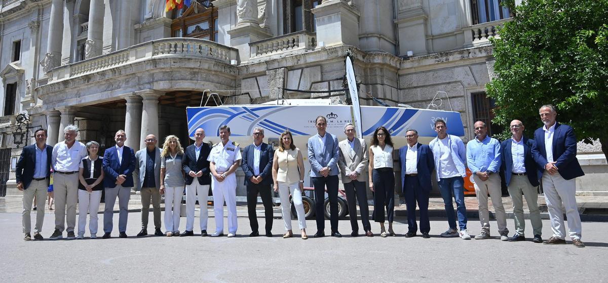 El Real Club Náutico de Valencia ubicó una embarcación de la clase Platú 25 en la entrada principal del Ayuntamiento.