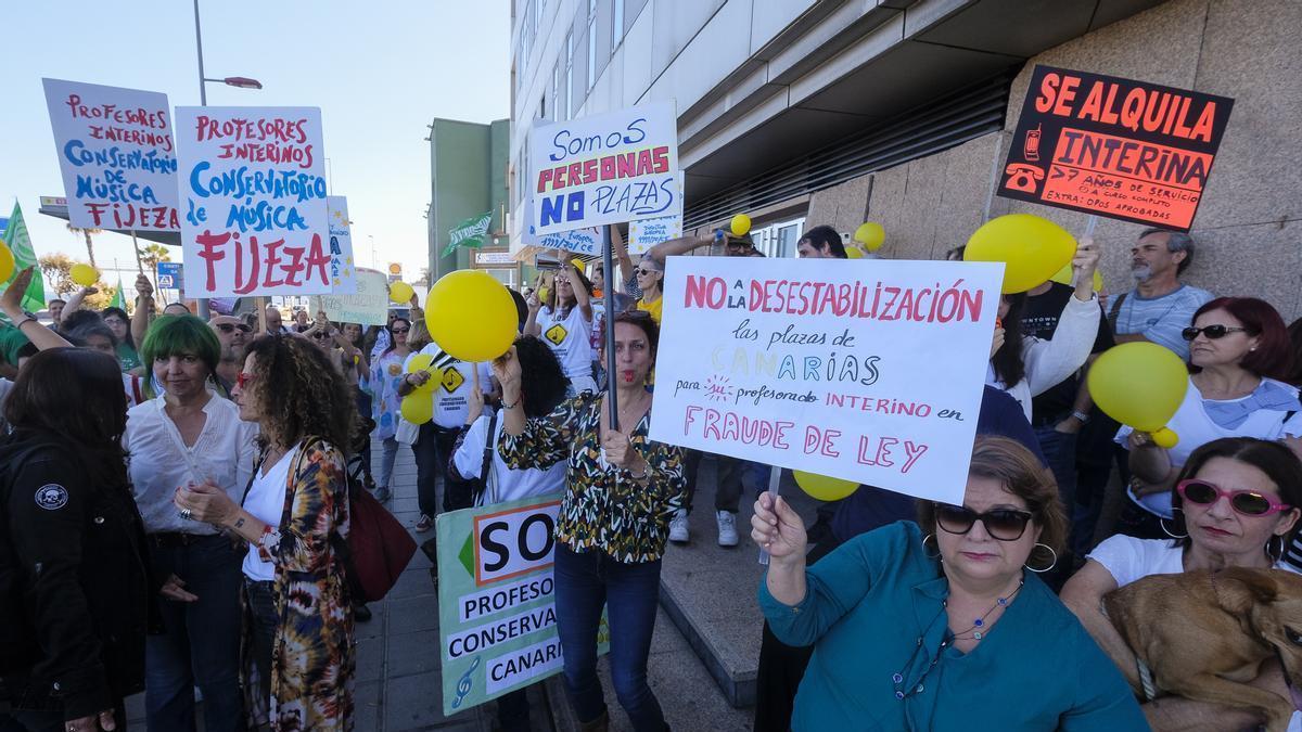 Manifestación de docentes interinos en la capital grancanaria.