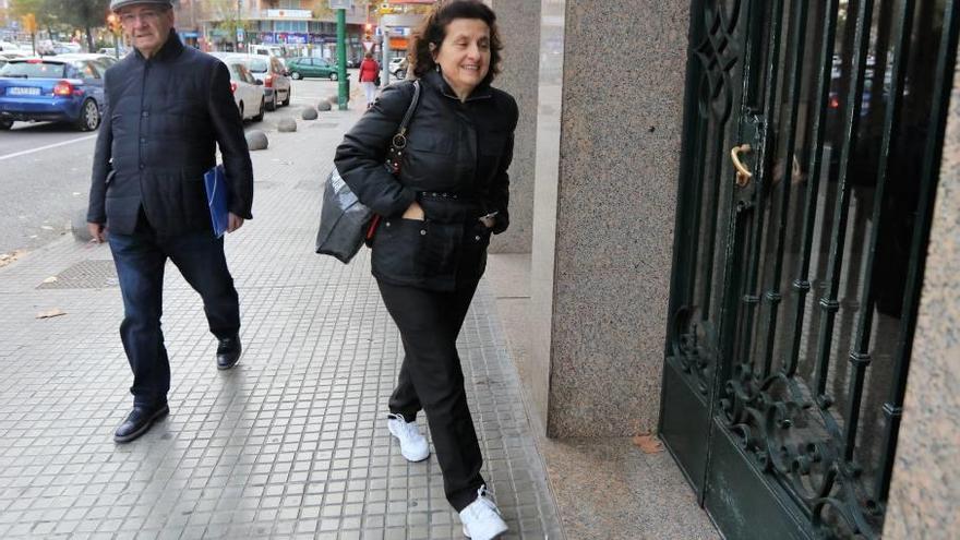 La consellera de Servicios Sociales, Fina Santiago, ayer llegando a la sede de Més.