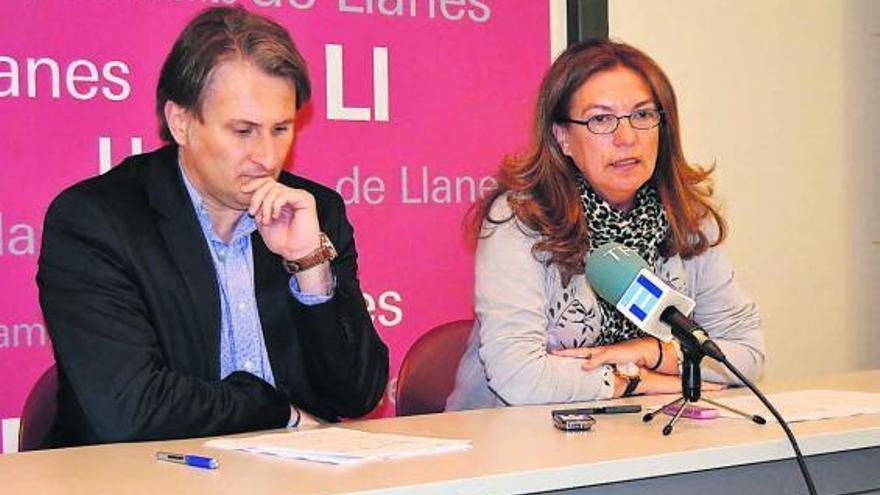 José Balmori y Dolores Álvarez Campillo, ayer, en Llanes.