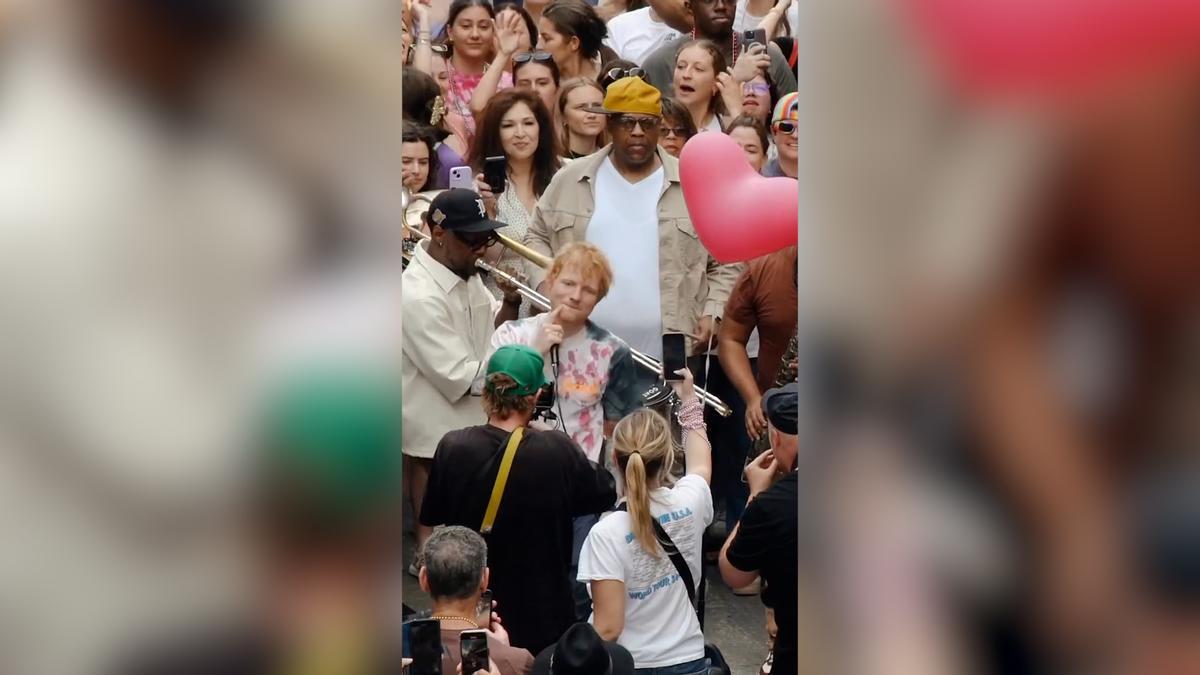 Ed Sheeran presenta su nueva canción en un desfile sorpresa por las calles de Nueva Orleans