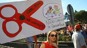 Milers de persones surten al carrer per protestar contra les retallades del Govern i proposar un referèndumles retallades del Govern i proposar un referèndum