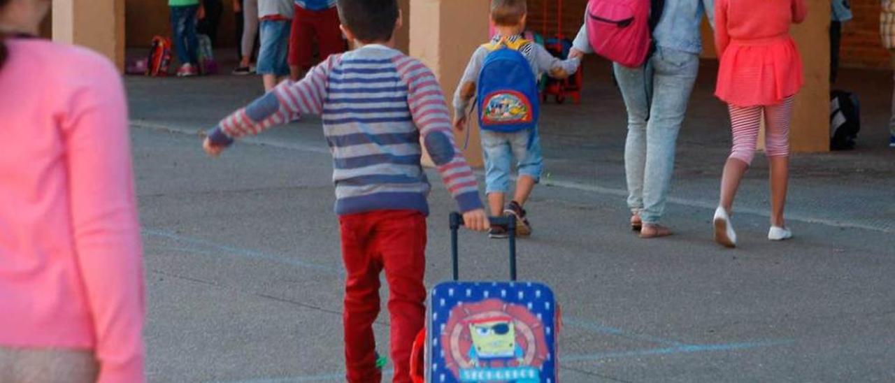 Niños a la entrada de un centro escolar.