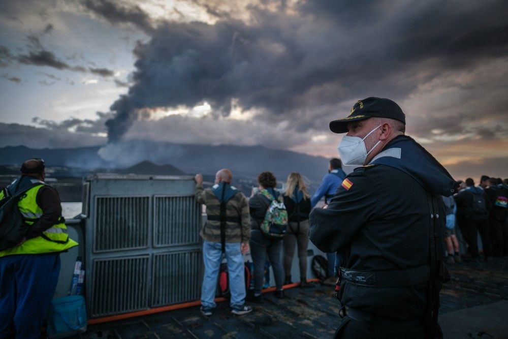 Traslado de agricultores de La Palma en una embarcación de la Armada Española durante la erupción del volcán