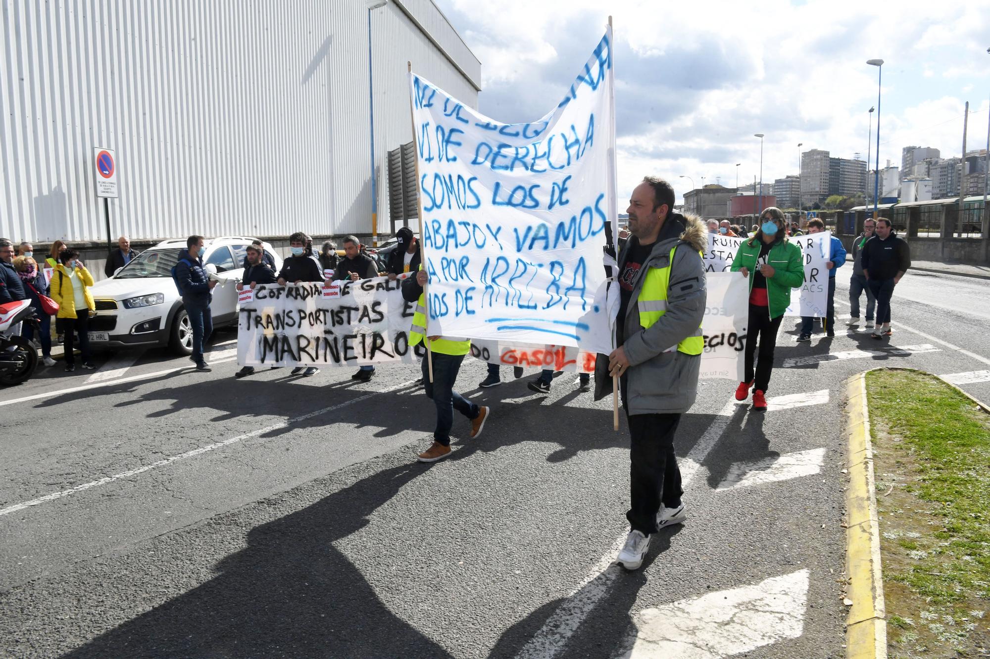 Más de 200 transportistas salen a la calle en A Coruña para exigir soluciones a la subida de los combustibles