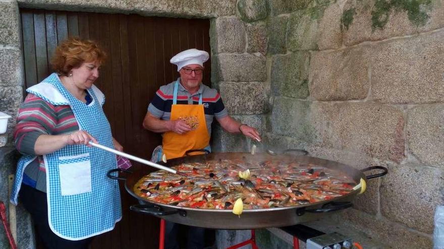 Los cocineros, preparando la paella.