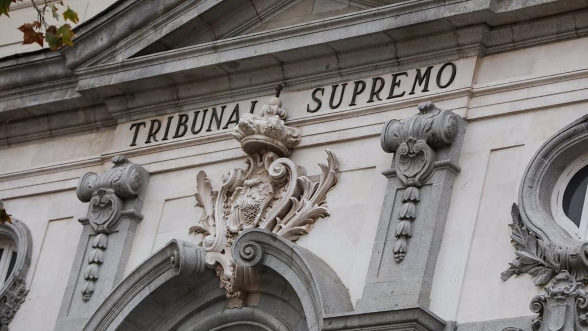 Un detalle de la fachada de la sede del Tribunal Supremo.