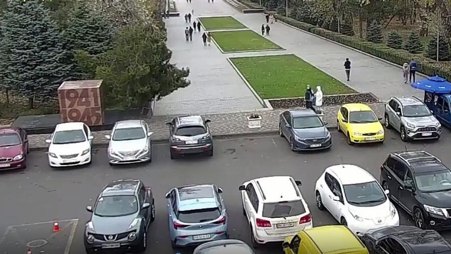 La viral maniobra de un conductor al aparcar que acaba en desastre