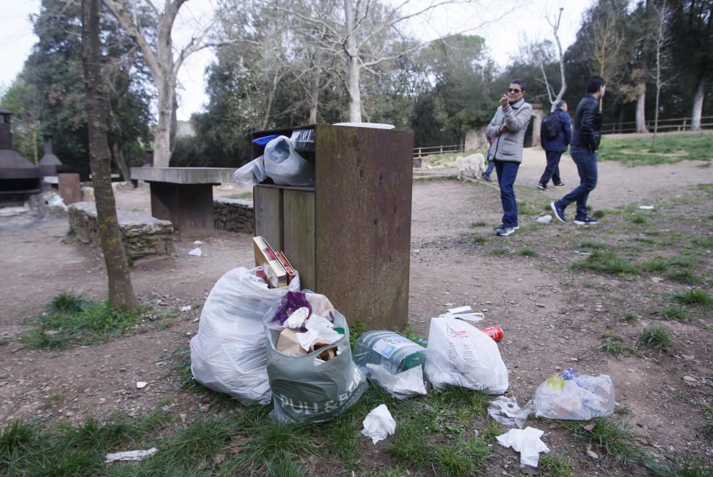 Deixalles escampades per la zona de la font del Ferro, a Sant Daniel