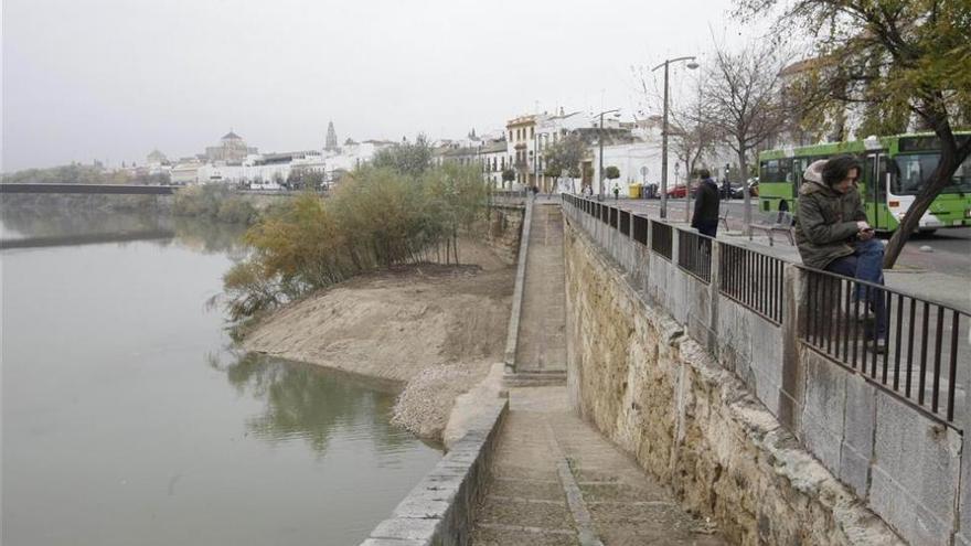 Los bomberos rescatan a un hombre ebrio en el río Guadalquivir