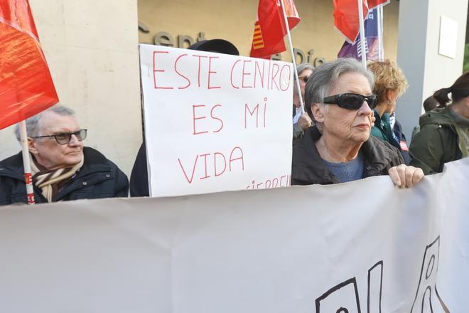 Protesta para reclamar la reanudación del servicio del centro de día de la plaza América