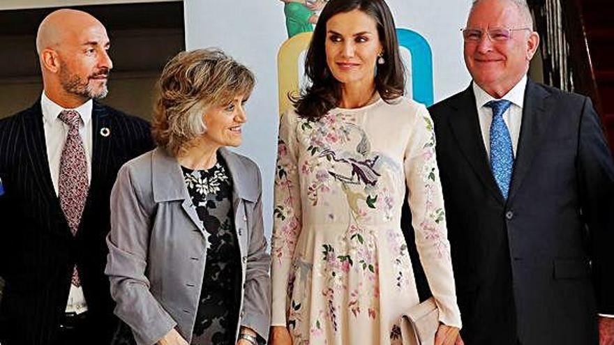 La reina Letizia y la ministra María Luisa Carcedo en el acto del Día Mundial de la Salud Mental.