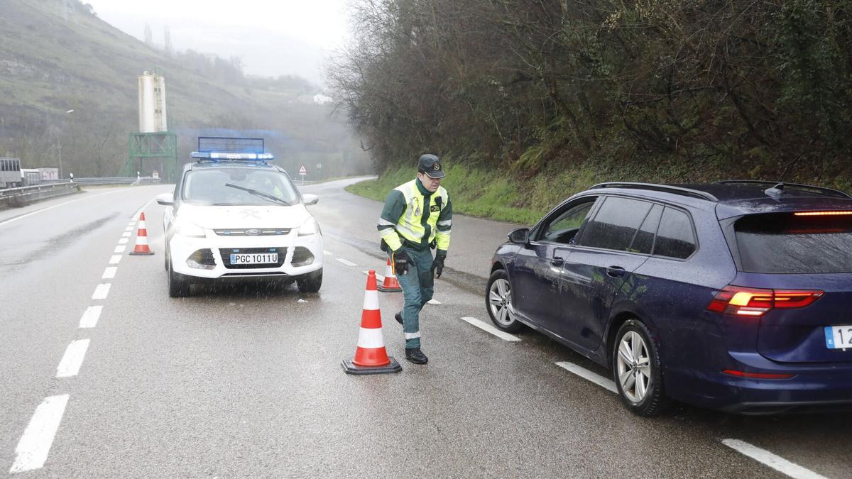 Control Guardia Civil por cadenas para el puerto Pajares