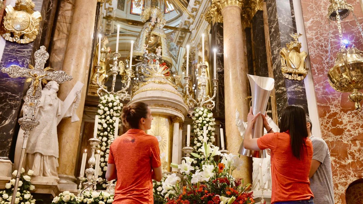 Queral Casas junto a Leti Romero en la ofrenda del título a la Virgen