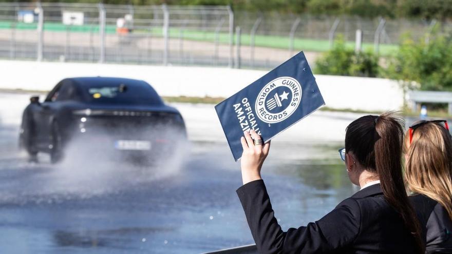 El Porsche Taycan entra en el Libro Guinness con un increíble derrape de 42 km