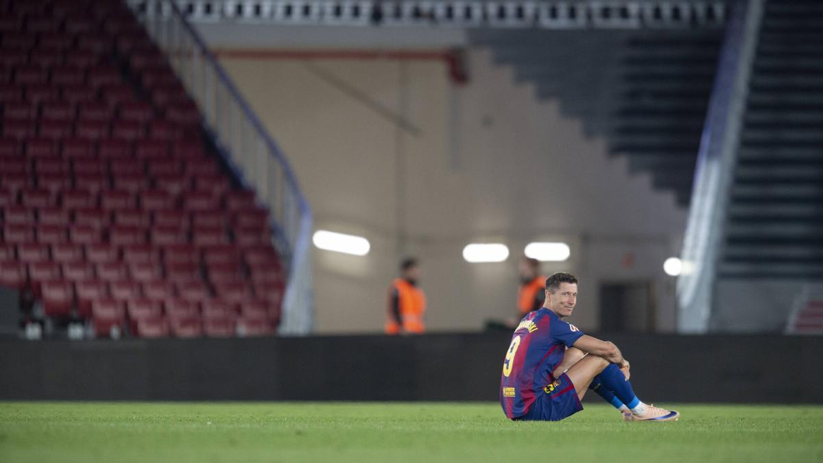 Lewandowski sentado sobre el terreno de juego del Camp Nou al finalizar el partido de liga entre el FC Barcelona y el Betis en su despedida como jugador azulgrana.