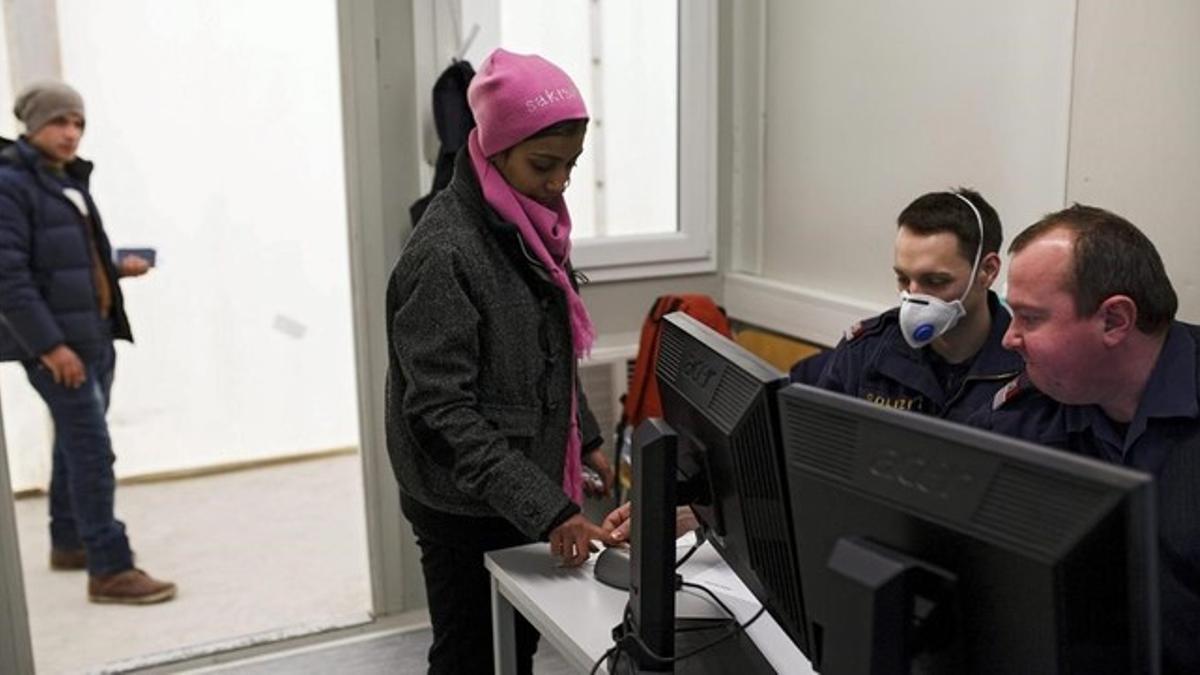 Una refugiada graba sus huellas digitales en un centro de la frontera con Eslovenia, en Spielfeld (Austria), este lunes.