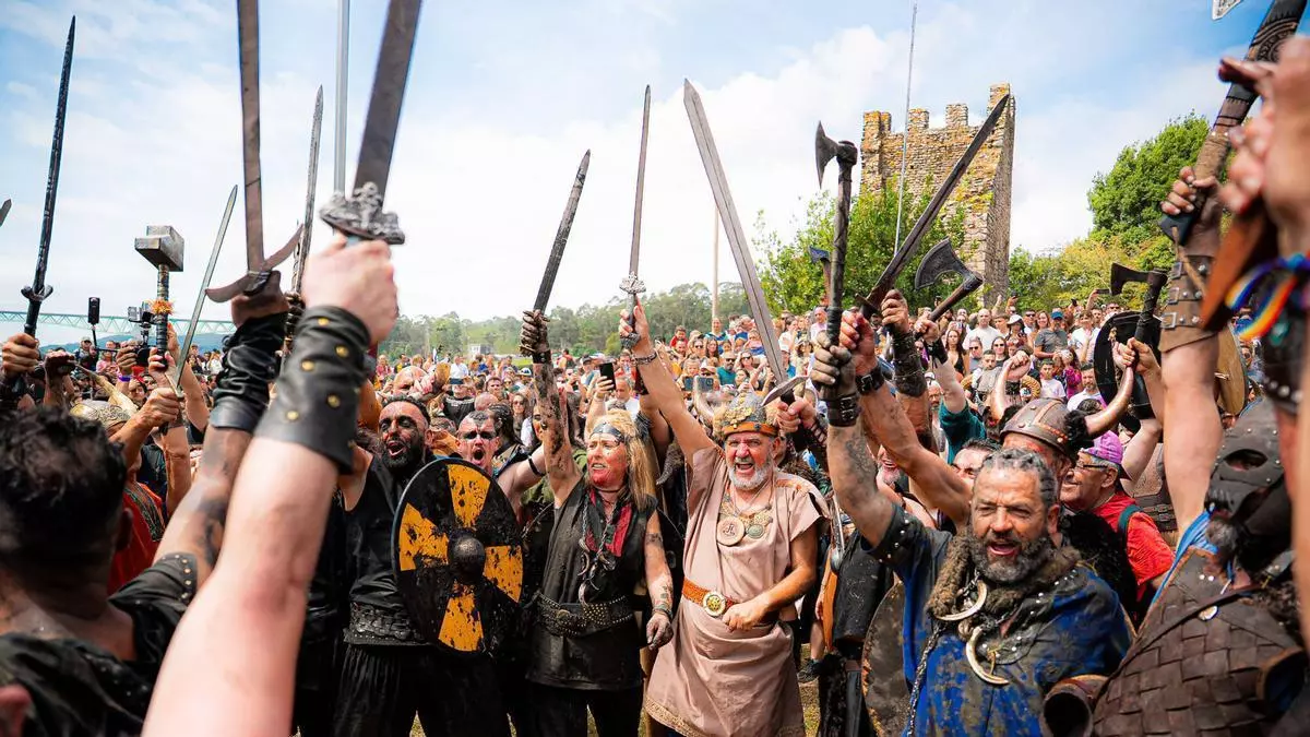 Los vikingos desafían a las adversidades para volver a desembarcar en Catoira
