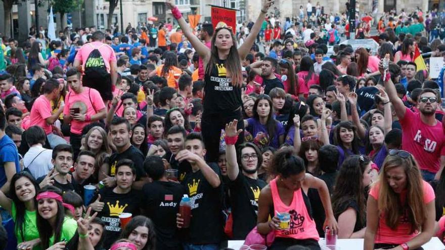 Peñistas en la Plaza Mayor durante la celebración del pasado San Pedro.