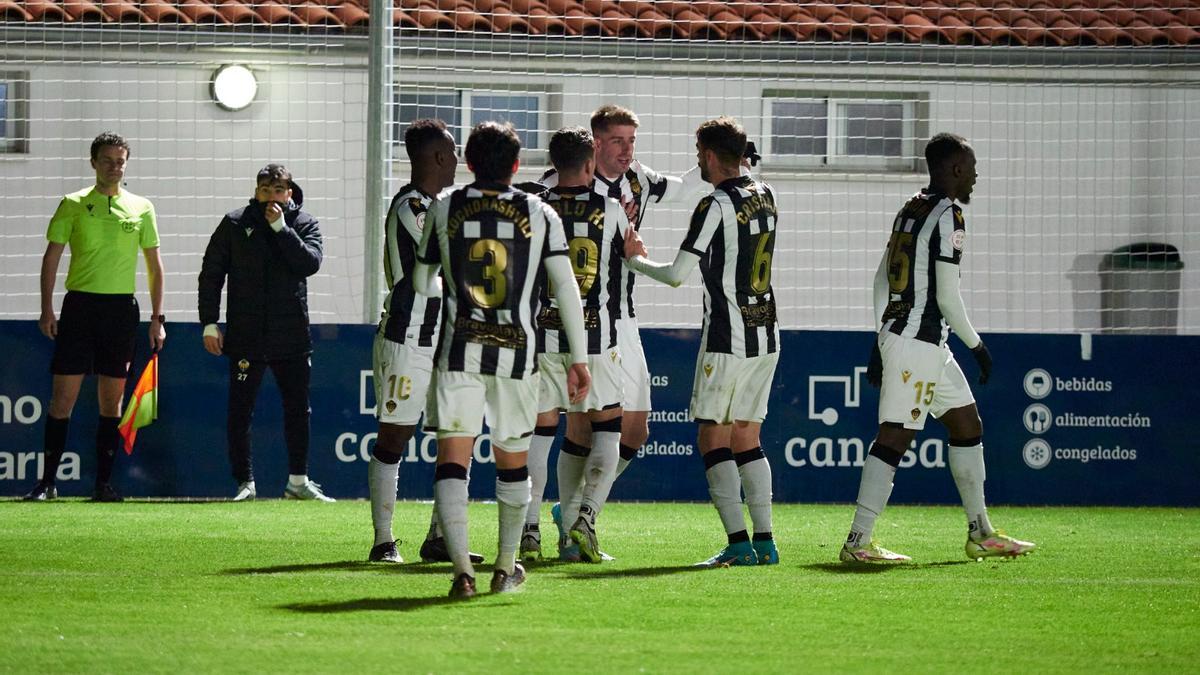 Los jugadores del Castellón celebran el tercero tanto albinegro, obra de Raúl Sánchez.