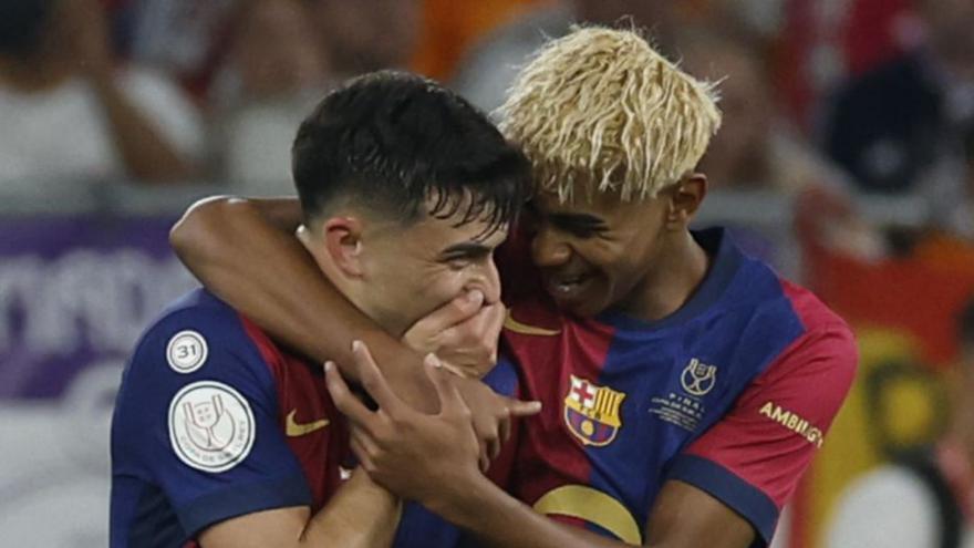 Lamine abraza a Pedri tras el primer gol. | Efe
