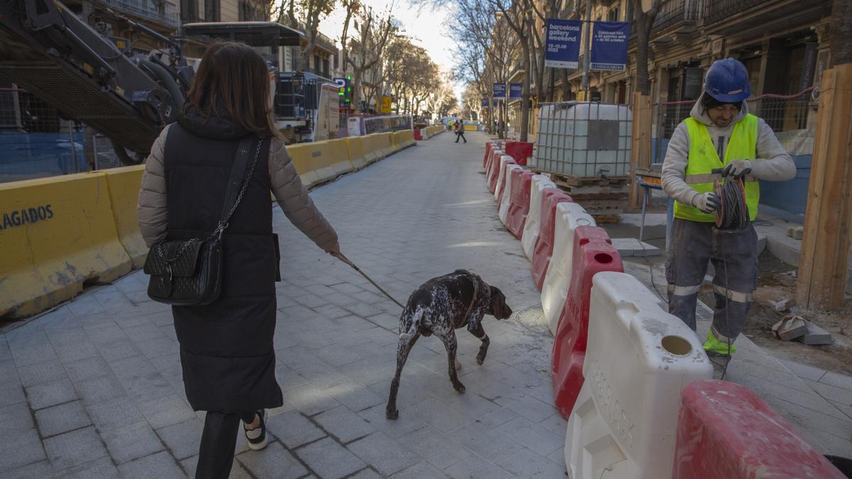 Vista de Consell de Cent entre Balmes y paseo de Gràcia, a punto de entrar en la fase 2 de las obras de la Superilla