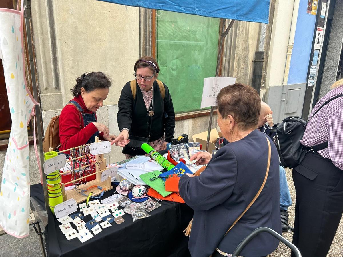 Mercado de cooperativas y asociaciones educativas en Pola de Siero.