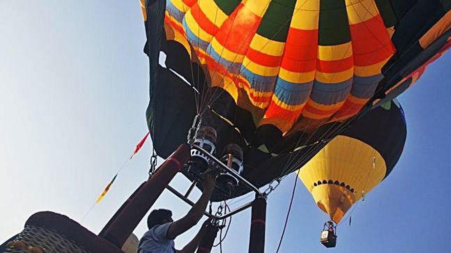 Youssef Bani, amb el globus Morocco Less Travelled, sobrevolant ahir camps de l&#039;Anoia