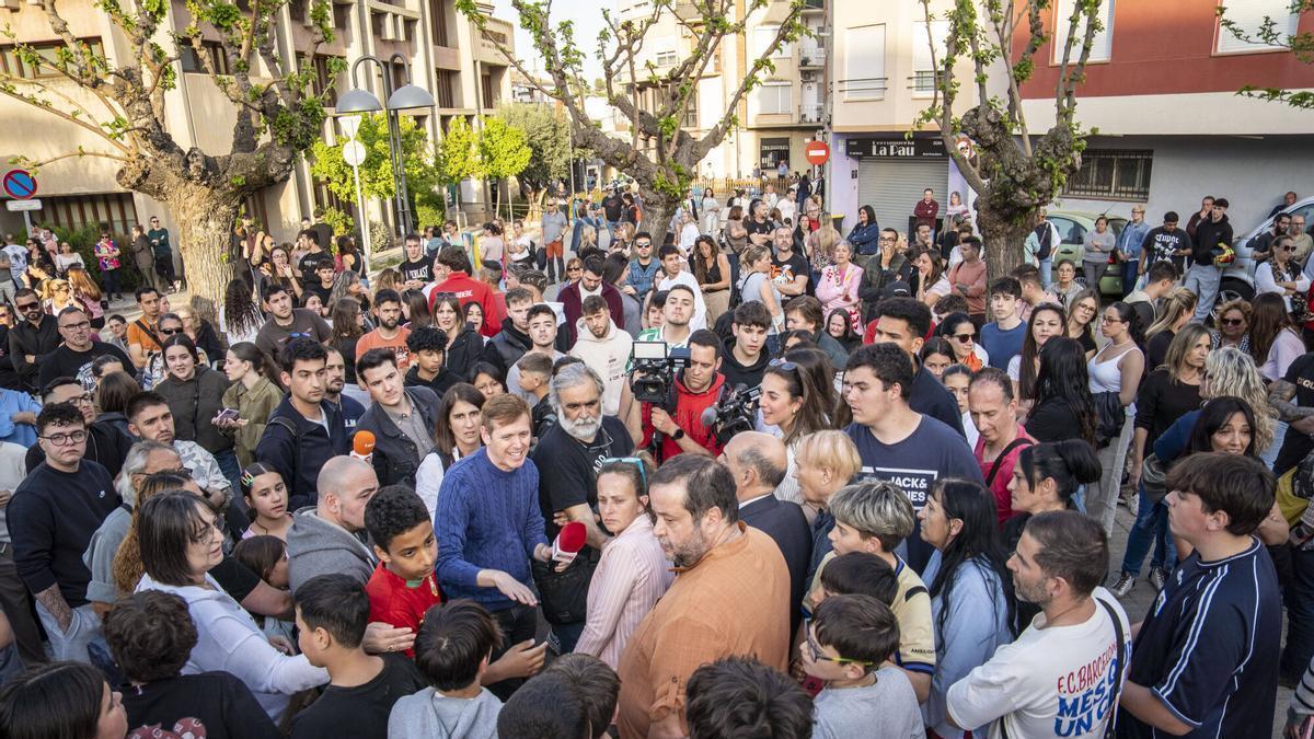 Imatge de la concentració del passat 9 d'abril, amb Cristina solano atenent els mitjans de comunicació al centre