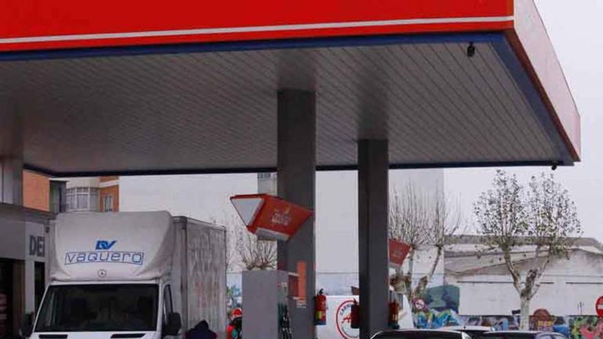 Varios vehículos en una gasolinera de Zamora.