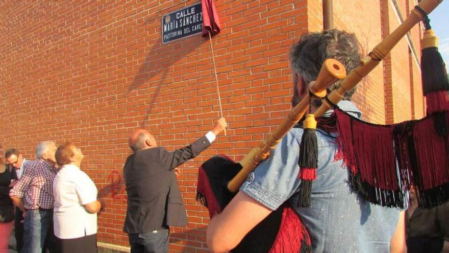 El gaitero Ricardo Soberado toca el himno de Asturias mientras se descubre la placa.