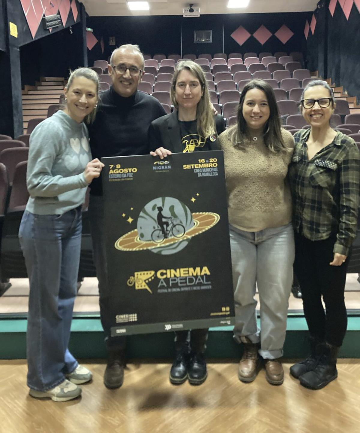 El alcalde, Juan González, y la concejala de Educación, junto  a la organización de «Cinema A Pedal», presentan el certamen. | D.P.
