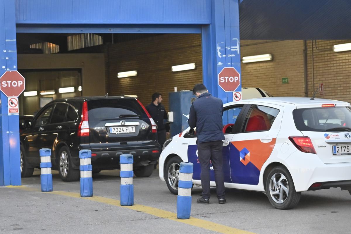 Coches pasando la ITV en Castelló, en una imagen de archivo.