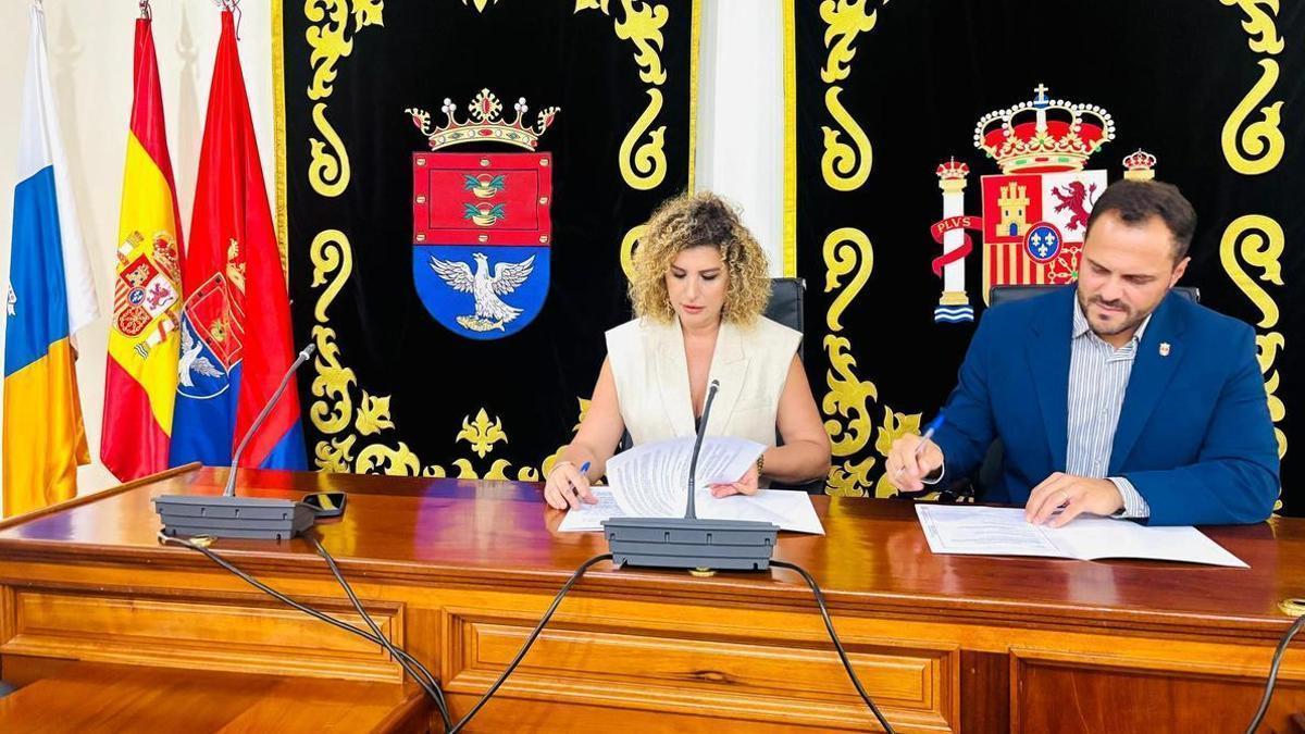 El alcalde de Arrecife, Yonathan de León, y la concejala de Recursos Humanos, Eli Merino, en el Salón de Plenos del Ayuntamiento de Arrecife