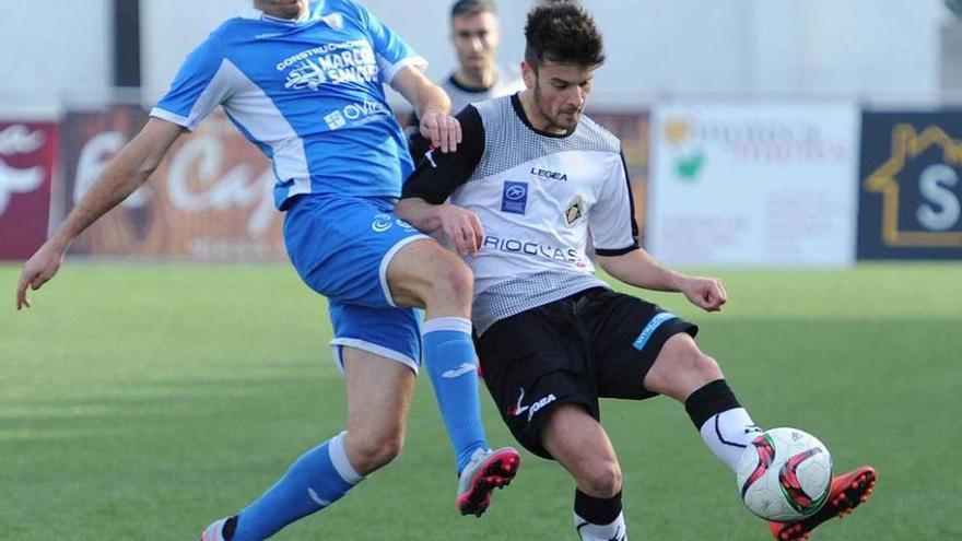 Damián despeja el balón ante la presencia de Jandro, del Covadonga.